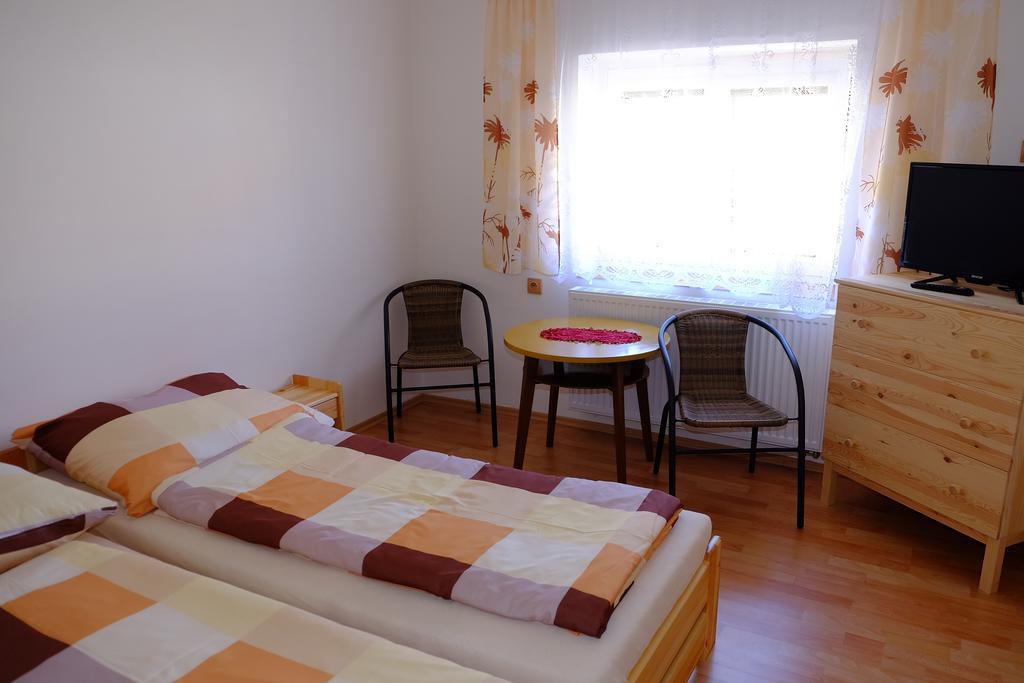 Ubytovani U Maminky Guest House Lednice Exterior foto