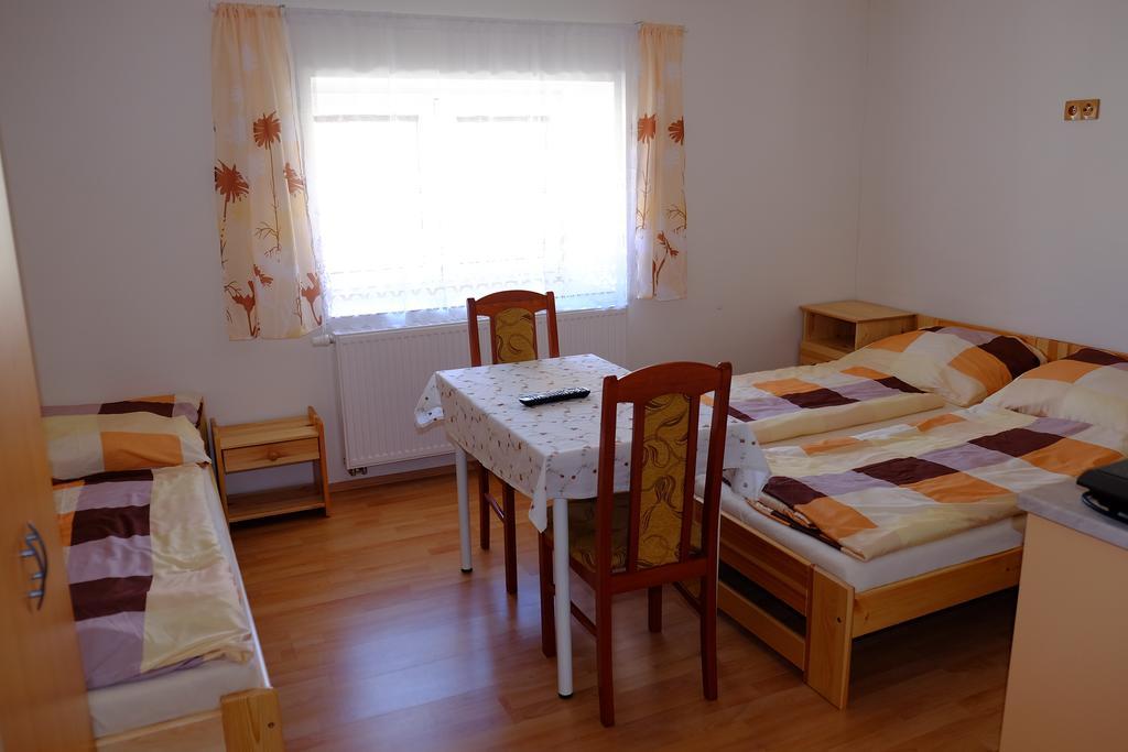 Ubytovani U Maminky Guest House Lednice Exterior foto