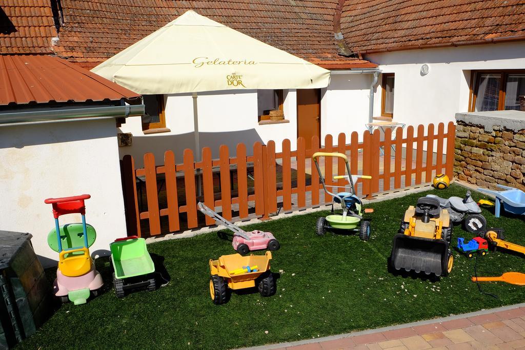 Ubytovani U Maminky Guest House Lednice Exterior foto